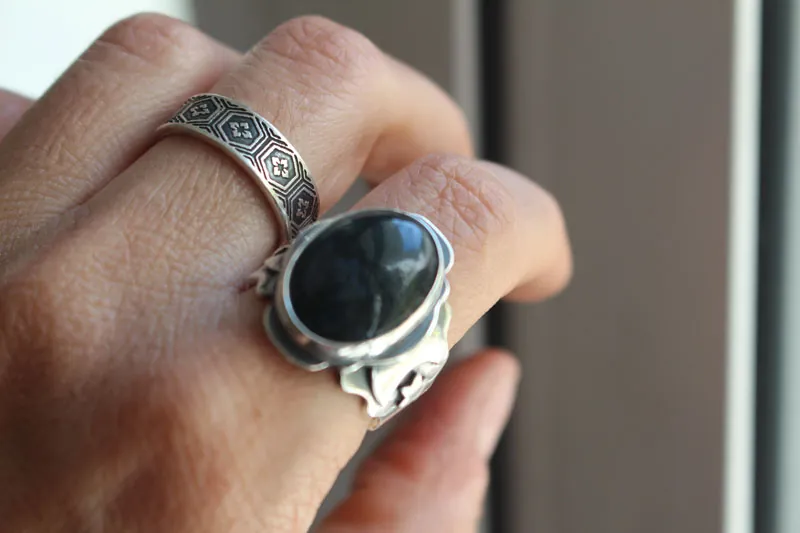 Entre las estrellas y la luna, anillo astronómico en plata y ágata musgosa