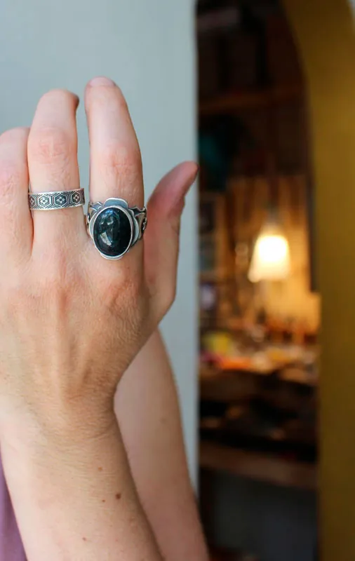 Entre las estrellas y la luna, anillo astronómico en plata y ágata musgosa