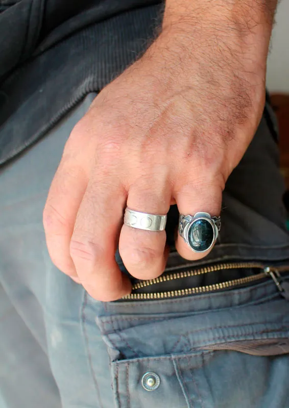 Entre las estrellas y la luna, anillo astronómico en plata y ágata musgosa