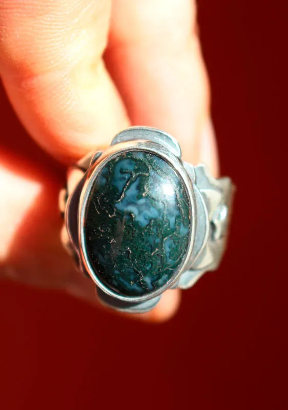 Entre las estrellas y la luna, anillo astronómico en plata y ágata musgosa