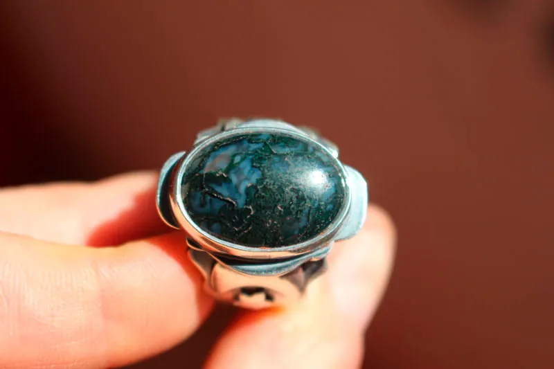Entre las estrellas y la luna, anillo astronómico en plata y ágata musgosa