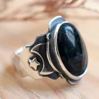 Entre las estrellas y la luna, anillo astronómico en plata y ágata musgosa