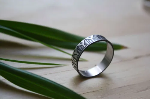 Equilibrio, anillo danza de hojas en plata