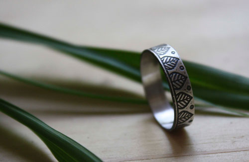 Equilibrio, anillo danza de hojas en plata