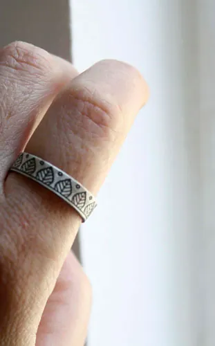 Equilibrio, anillo danza de hojas en plata
