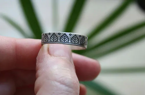 Equilibrio, anillo danza de hojas en plata