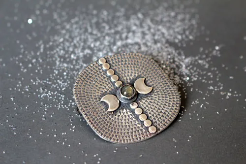 Equinoccio, broche luna y astronomía en plata y labradorita
