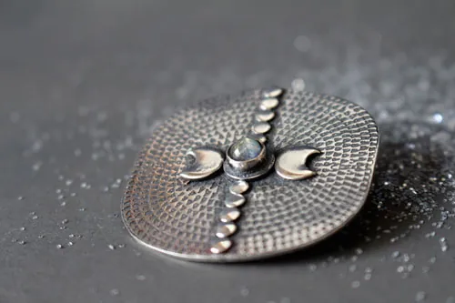 Equinoccio, broche luna y astronomía en plata y labradorita