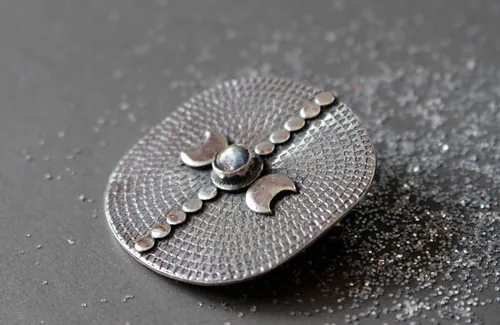 Equinoccio, broche luna y astronomía en plata y labradorita