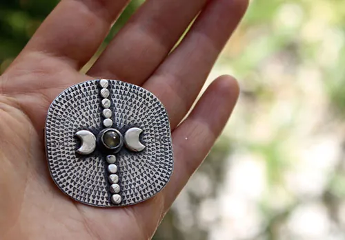 Equinoccio, broche luna y astronomía en plata y labradorita