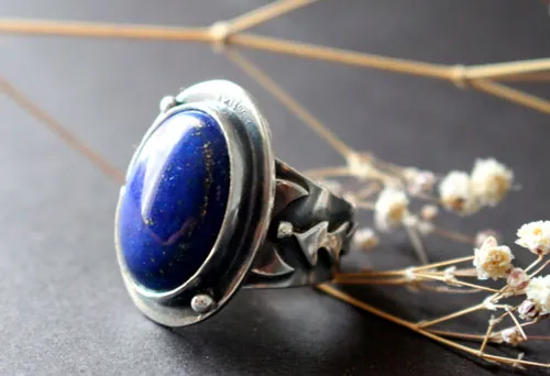 Equinoccio de otoño, anillo hoja de luna en plata y lapislázuli