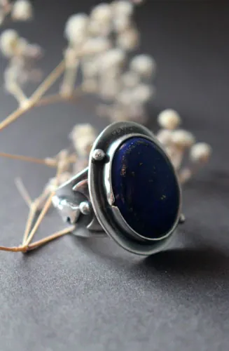 Equinoccio de otoño, anillo hoja de luna en plata y lapislázuli