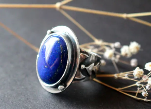 Equinoccio de otoño, anillo hoja de luna en plata y lapislázuli