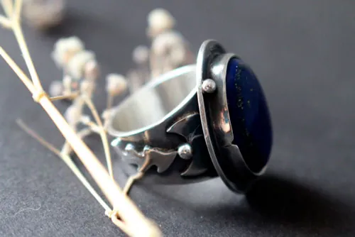 Equinoccio de otoño, anillo hoja de luna en plata y lapislázuli