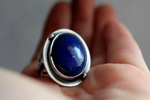 Equinoccio de otoño, anillo hoja de luna en plata y lapislázuli