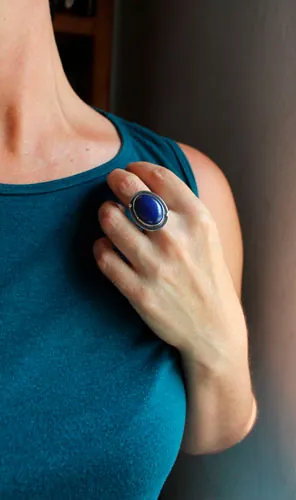 Equinoccio de otoño, anillo hoja de luna en plata y lapislázuli