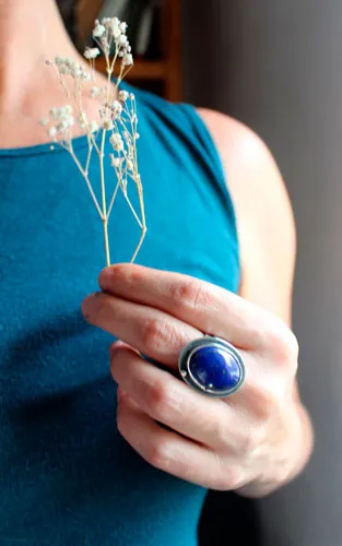 Equinoccio de otoño, anillo hoja de luna en plata y lapislázuli