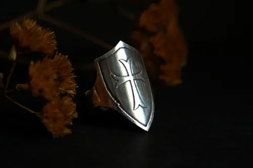 Escudo, anillo cruz medieval en plata