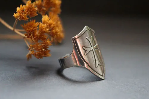 Escudo, anillo cruz medieval en plata