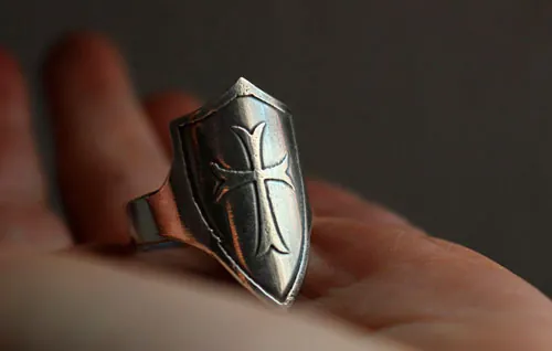 Escudo, anillo cruz medieval en plata
