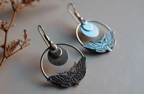 Esfinge, aretes mariposas nocturnas y luna en plata