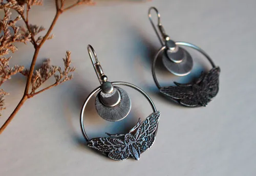 Esfinge, aretes mariposas nocturnas y luna en plata