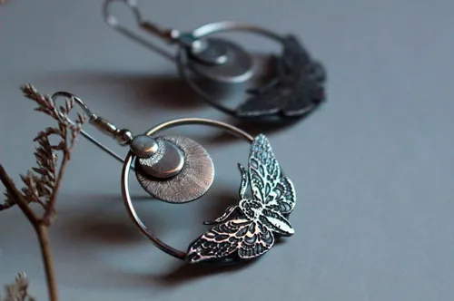 Esfinge, aretes mariposas nocturnas y luna en plata