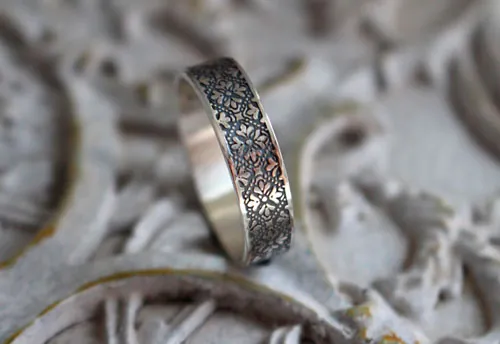 Esmée, anillo flores medievales en plata