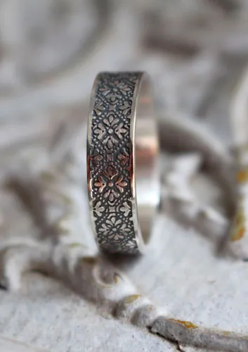 Esmée, anillo flores medievales en plata