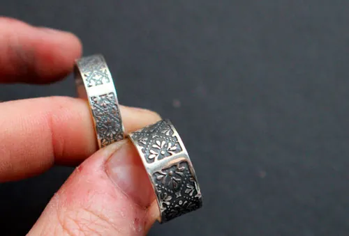 Esmée, anillo flores medievales en plata