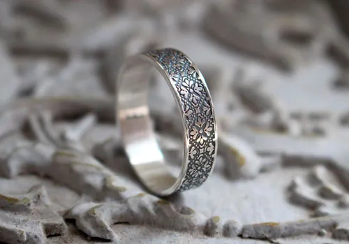 Esmée, anillo flores medievales en plata