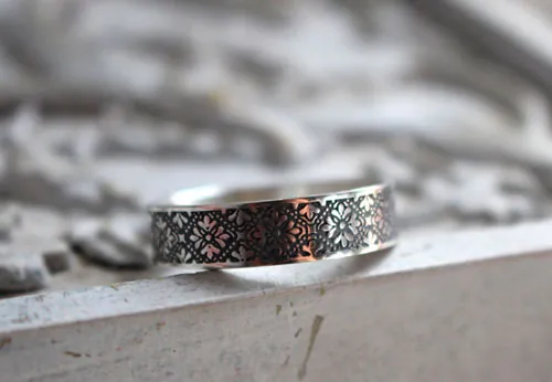Esmée, anillo flores medievales en plata
