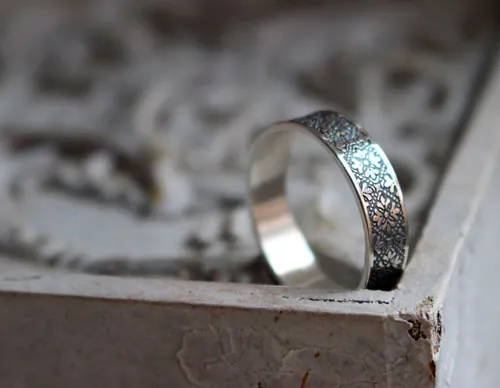 Esmée, anillo flores medievales en plata