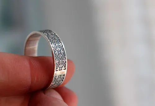 Esmée, anillo flores medievales en plata