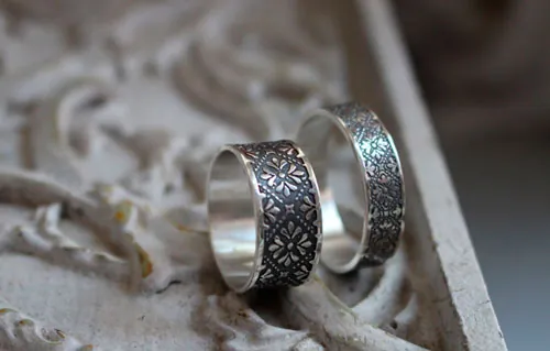 Esmée, anillo flores medievales en plata