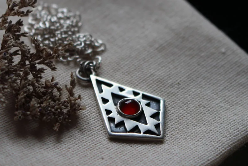 Espejo del alma, collar cruz azteca en plata y cornalina