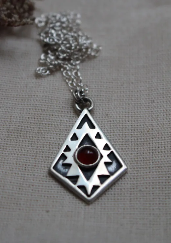 Espejo del alma, collar cruz azteca en plata y cornalina
