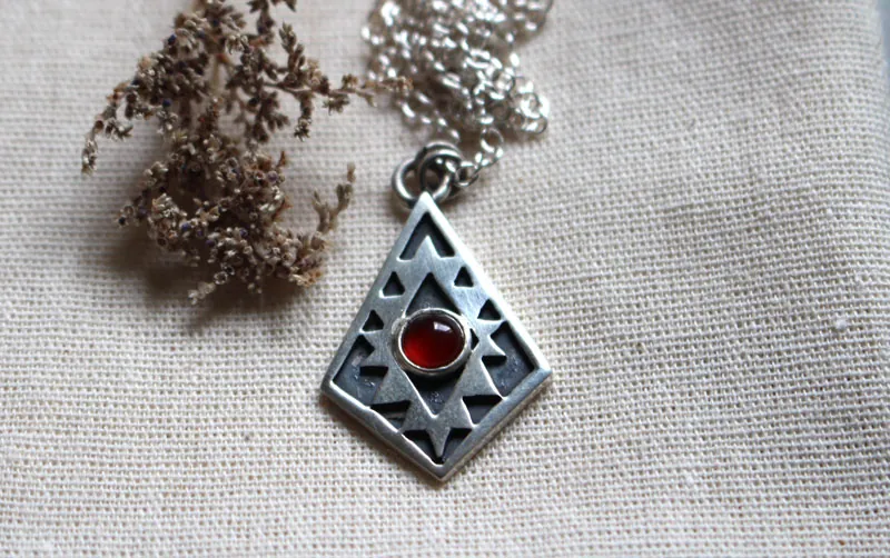 Espejo del alma, collar cruz azteca en plata y cornalina