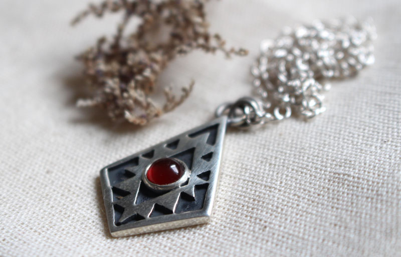 Espejo del alma, collar cruz azteca en plata y cornalina