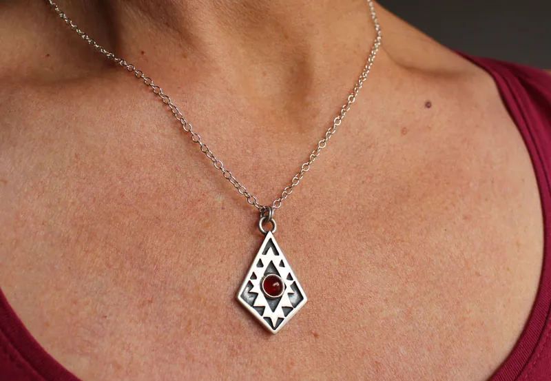 Espejo del alma, collar cruz azteca en plata y cornalina