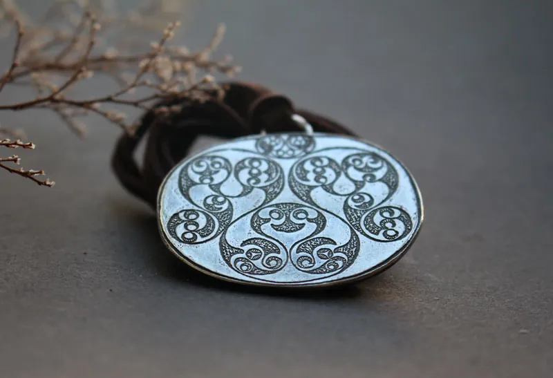 Espejo Desborough, collar espejo celta en plata