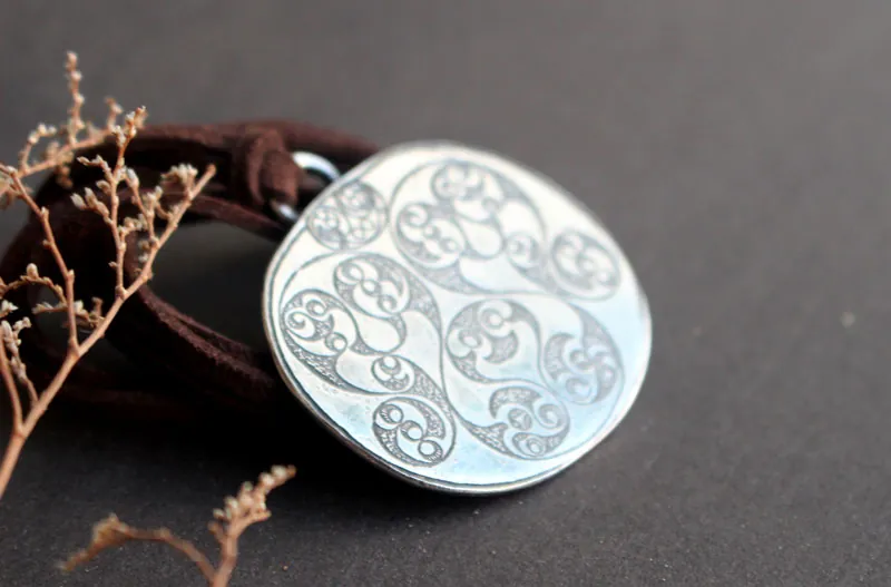 Espejo Desborough, collar espejo celta en plata