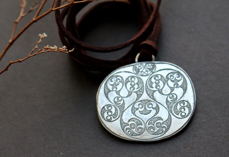 Espejo Desborough, collar espejo celta en plata