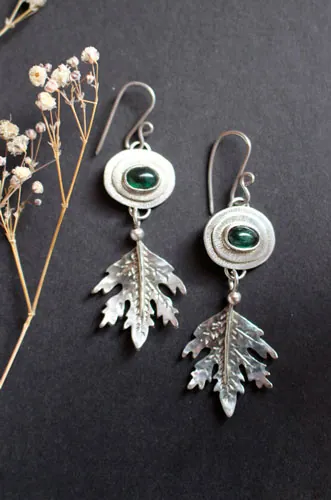 Espíritu del bosque, aretes Kodama japoneses en plata y turmalina verde