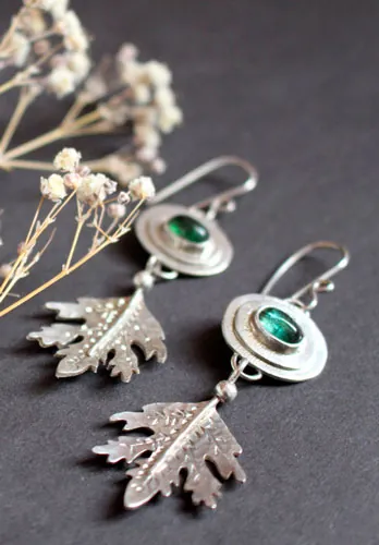 Espíritu del bosque, aretes Kodama japoneses en plata y turmalina verde