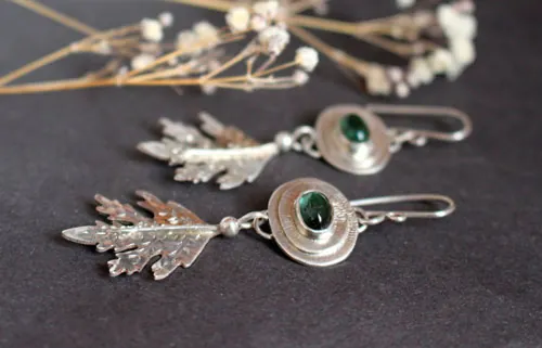 Espíritu del bosque, aretes Kodama japoneses en plata y turmalina verde