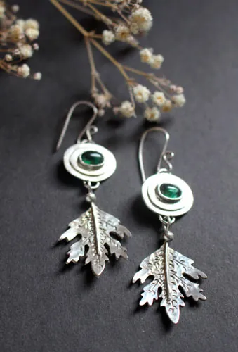 Espíritu del bosque, aretes Kodama japoneses en plata y turmalina verde
