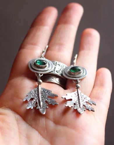 Espíritu del bosque, aretes Kodama japoneses en plata y turmalina verde