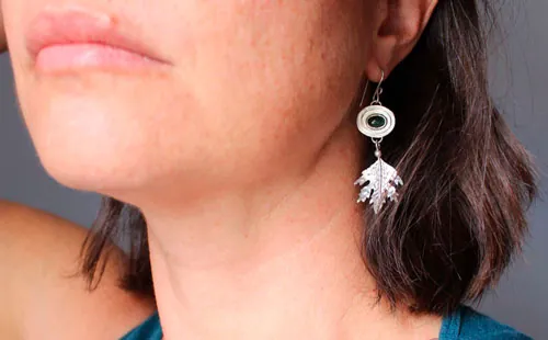 Espíritu del bosque, aretes Kodama japoneses en plata y turmalina verde