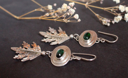 Espíritu del bosque, aretes Kodama japoneses en plata y turmalina verde
